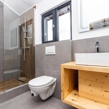 The Bear With Private Hot Tub Chalet *